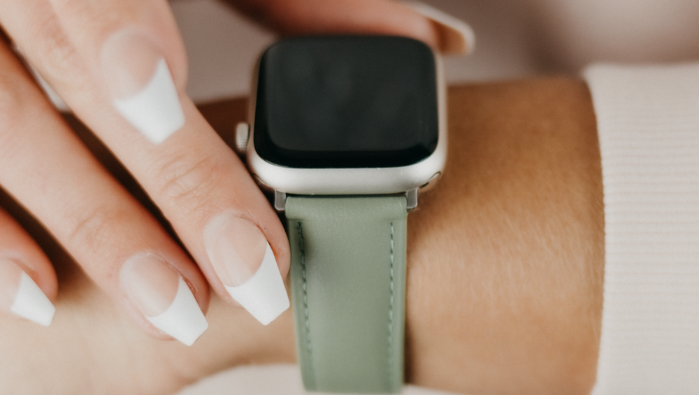 Grünes Lederarmband Verve von Smartbandz an Apple Watch – Nahaufnahme am Handgelenk