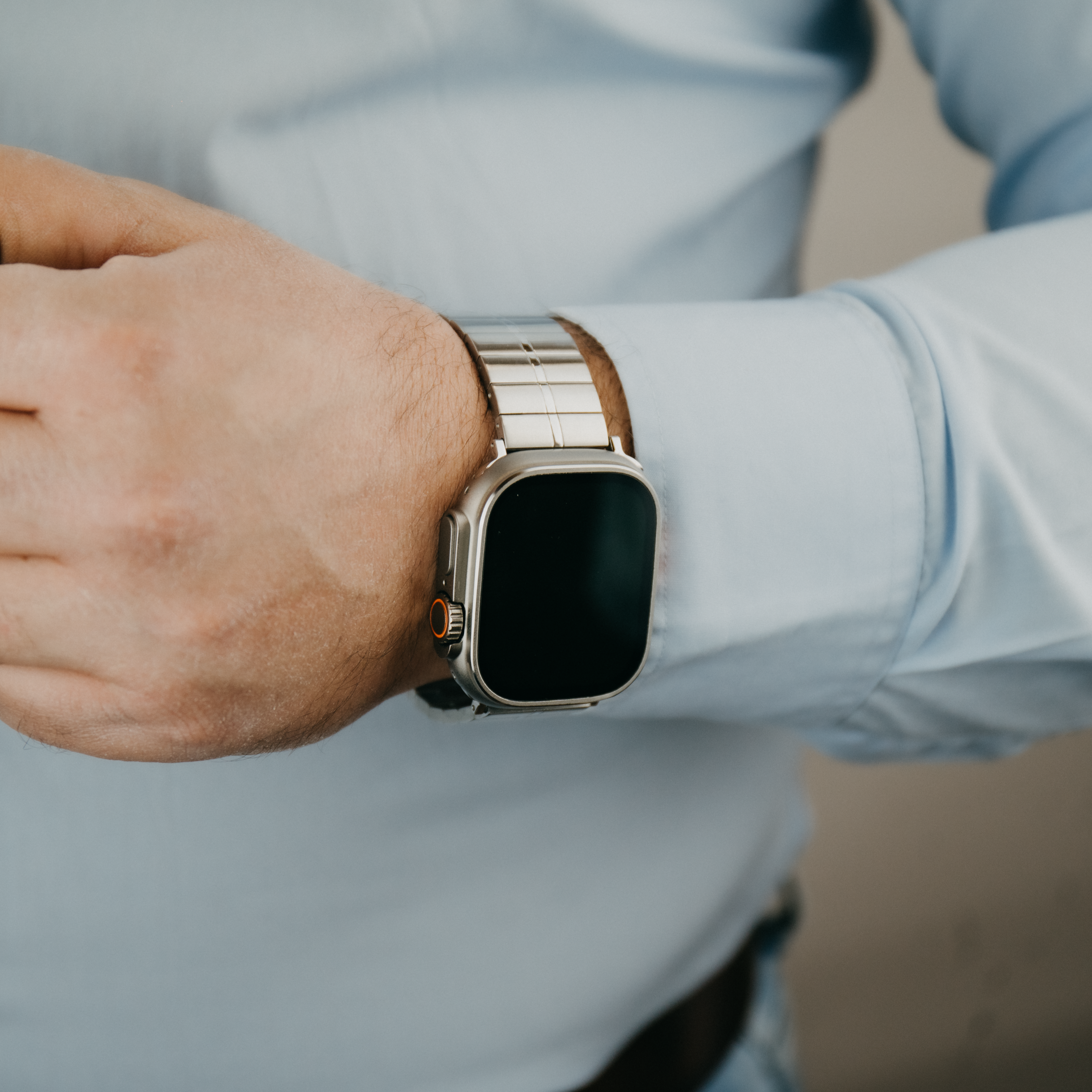 Luxuriöses Elite Edelstahlarmband für Apple Watch am Männerhandgelenk mit Businesshemd