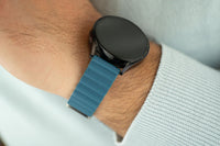 Blaues Fusion Lederarmband mit Magnetverschluss an einer Samsung Galaxy Watch – modernes Universalarmband, stilvoll und bequem, ideal für sportlichen und eleganten Look, kompatibel mit 20 mm Smartwatches