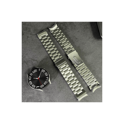 Lifestyle-Foto mit dem Matrix Edelstahlarmband – ideal für Business- und Freizeit-Looks.