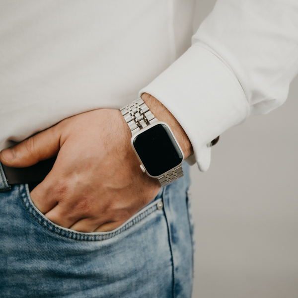 Apple Watch mit Allure Edelstahlarmband in Silber, getragen am Handgelenk, stilvoll und elegant