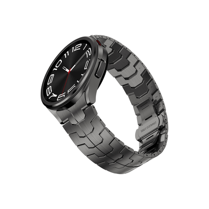 titan Edition in Schwarz am Handgelenk getragen – hochwertiges 20 mm Armband für Samsung Galaxy Watch.