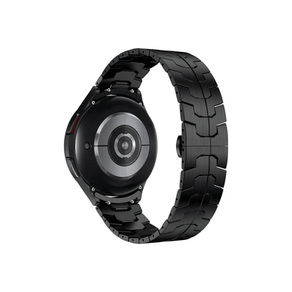 Titan Edition in Schwarz am Handgelenk getragen – hochwertiges 20 mm Armband für Samsung Galaxy Watch.